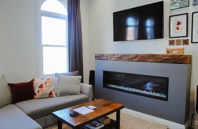 Debonaire Suites - 201 Arbor, City Centre, Stratford, Modern Downtown Suite