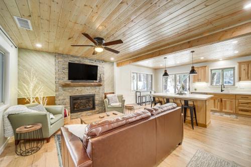 Deck and Fire Pit Modern Munds Park Retreat!