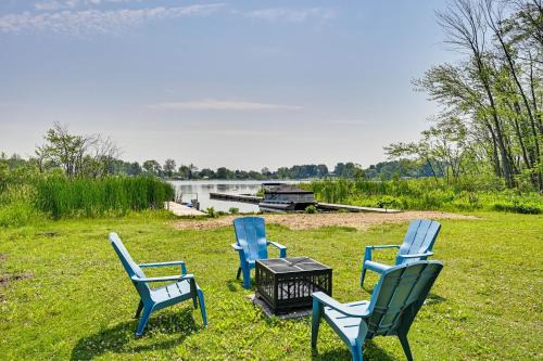 Deck, Dock and Hot Tub Lakeside Retreat in Michigan