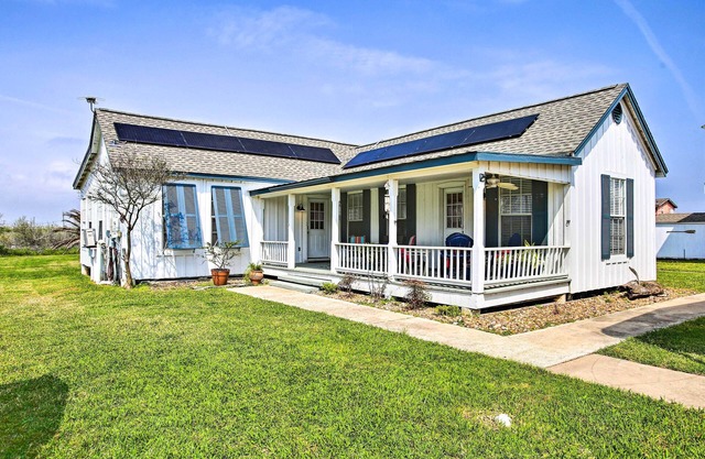 Deck & Grill: Pet-Friendly Home in Surfside Beach!