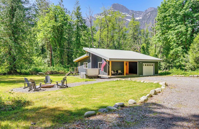 Deck, Hot Tub & Views: Sleek Getaway in Index!