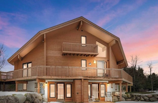 Deck with views! 2 bed 2 bath sleeps 6-8, pool,close to Torch Lake, Boat parking