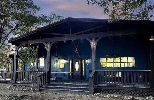 Decked Out at Lake Tenkiller - 6 beds, 4 bedrooms