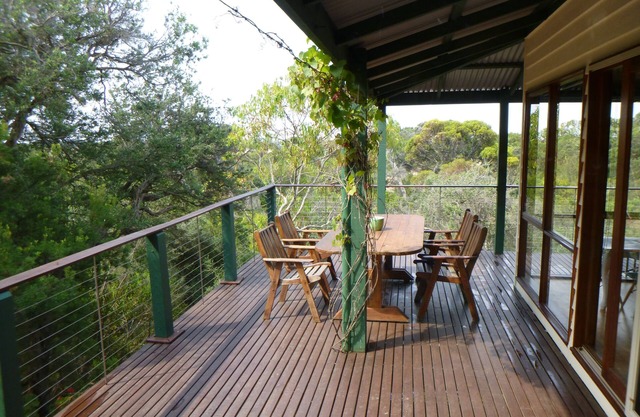 Residencia privada junto a la playa rodeada de jardines y vistas a los árboles
