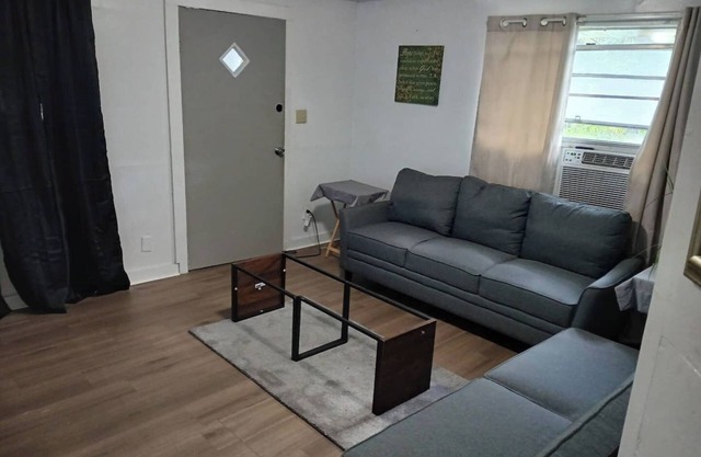 Decottes · Three Bdrm/Fast WiFi/Fence/Big Bk Yard/RokuTv