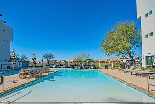 Dedicated Workspace - 5 Min to Golf - Barrett Jackson - King Bed - Parking S309