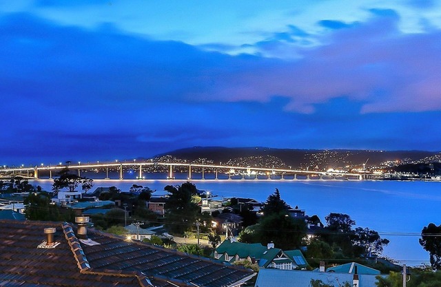 ¡Impresionantes vistas sobre el río, la ciudad y la montaña!