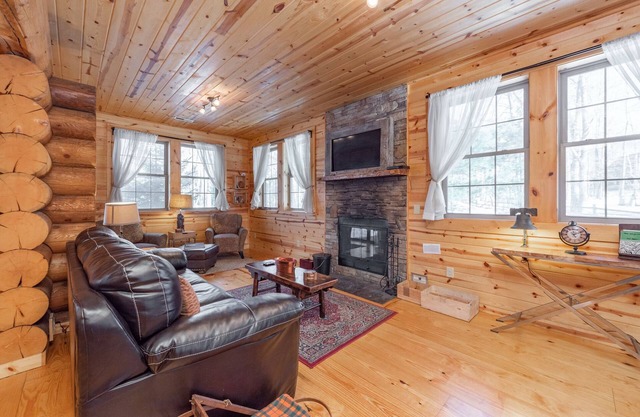 Owl Cabin- Área del lago en una encantadora comunidad de cabañas, jacuzzi, pozo de fuego