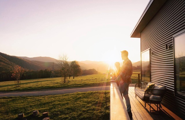 Deep Creek: Saddler's Stay - Modern farmstay with breathtaking views.