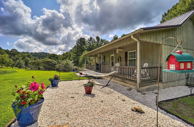 Deep Gap Cottage w/ Fire Pits - Hike & Ski!