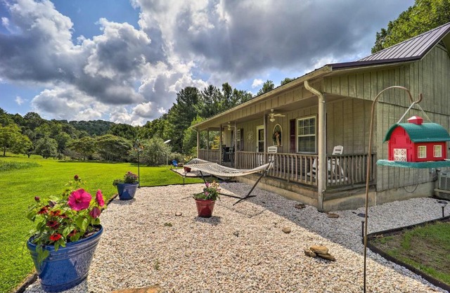 Deep Gap Cottage with Fire Pits - Hike and Ski!