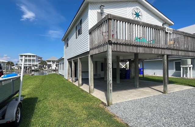 Deep-Water Canal Front Coastal Cottage Only Steps to the Beach & Pet Friendly!