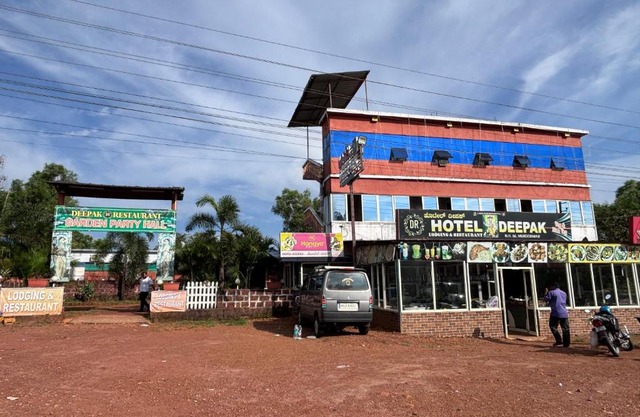 Deepak Hotel