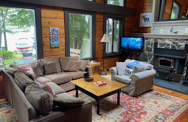 Deer Bay Chalet - Kawartha Lakes waterfront Cottage