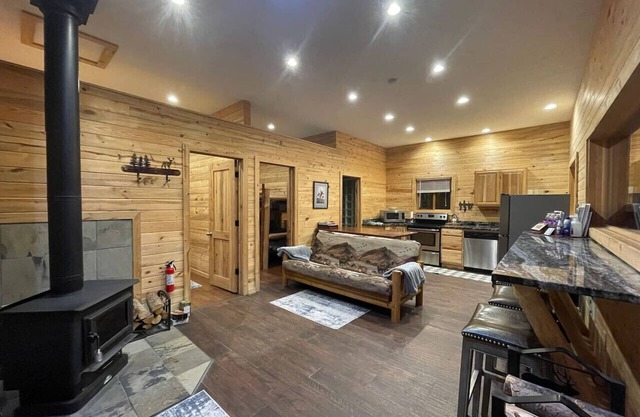 Deer Cabin - Near Yellowstone & National Forest - Private Hot Tub