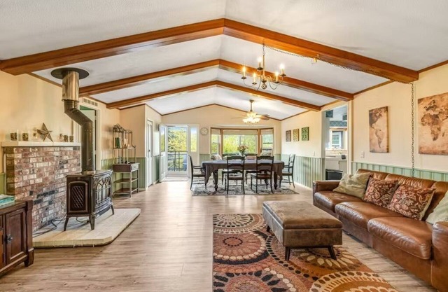 Deer Harbor Cottages, Entire Property. Sleeps up to 16. 3 Hot Tubs. 4 Bedrooms.