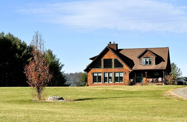Deer Haven Lodge on 16 acres with mountain views and fireplace