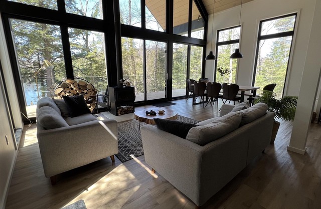 Deer Lake Onyx - Modern Waterfront Cottage