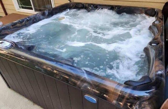 Deer Lodge- Beautiful, Spacious With Hot Tub