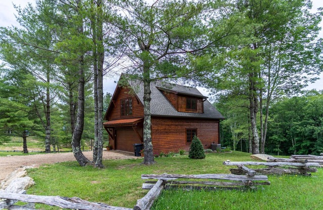 Deerview Cottage at Eagles Nest - Aislado y tranquilo, a pie de senderos, comodidades del resort.
