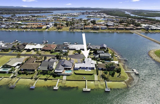 Deja Bleu - family home with private jetty