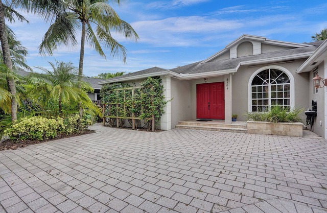 Deja Blue is a luxurious 4 bedroom/2.5 bathroom house with pool.