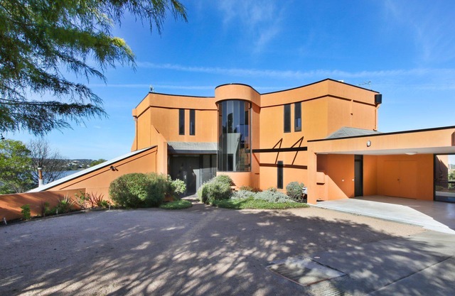 Deja Views - Large House with external studio apartments with water views