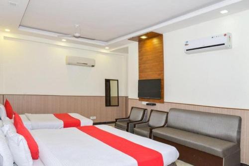 Del Fox Holidays New Delhi Connaught Palace 4 Minuit and 7 Minuit VFS Sivaji Stadium Metro Station