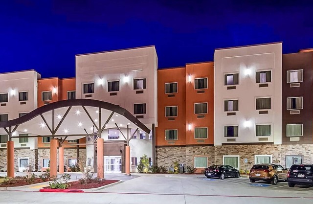 Del-Mar Airport Inn & Suites