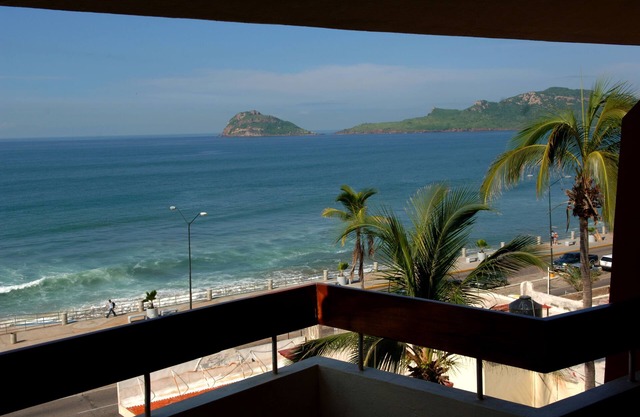 Del Real Hotel & Suites