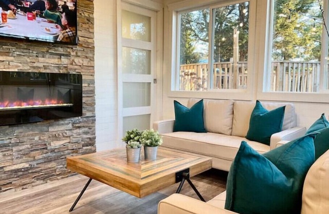 del Sol Waterfront 4 Person Cottage with Private Hottub