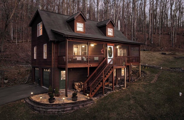 Delicious Cabin Screened Porch, Hot Tub & Charm