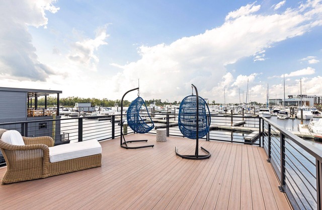 Delight at The Cove - Luxury Floating Villa in Downtown Wilmington