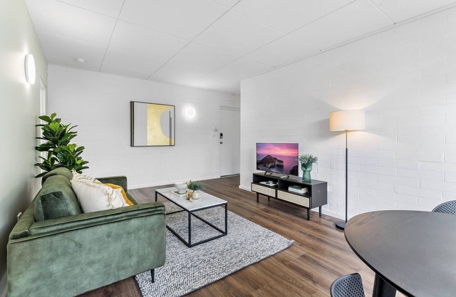 Delightful 1-Bed Apartment Steps From Royal Park