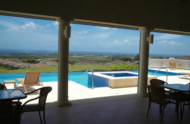 Encantador apartamento de 2 dormitorios con vistas al mar y a la piscina en la parte delantera y trasera