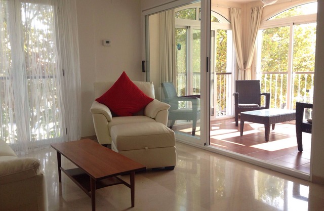 Encantador apartamento de 2 dormitorios en el puerto de Javea. Aire acondicionado, Wifi, piscina y garaje seguro.