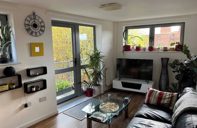 Delightful 2-bedroom apartment with great balcony in London