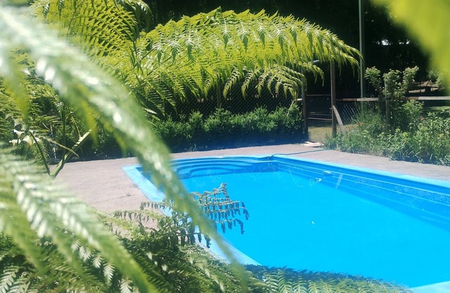 Cabaña en el bosque con animalitos, hot tub y piscina