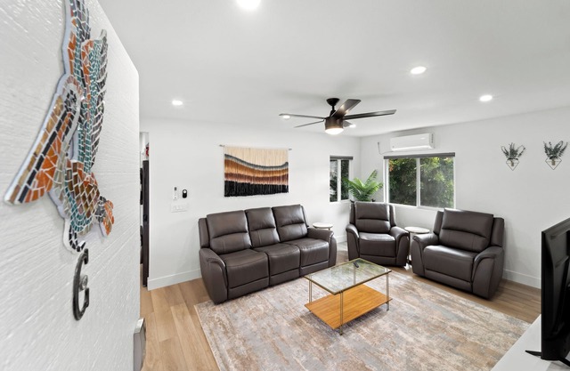 Delightful 2-bedroom apartment with parking, AC, grill. Close to EVERYTHING