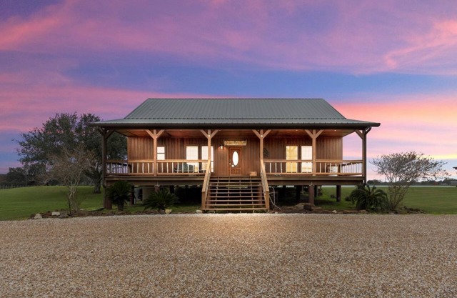 ☆Delightful 4 Bedroom, lake view. Sleep 8-12.☆