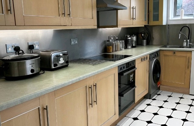Delightful 5-bedroom whole apartment with free WiFi and parking