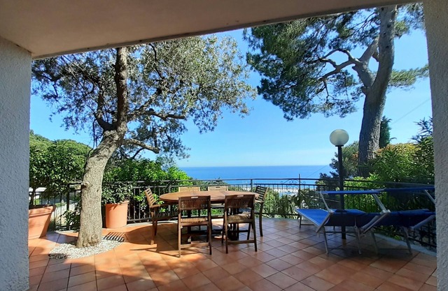Encantadora villa frente al mar rodeada por el tranquilo bosque de pinos de Andora
