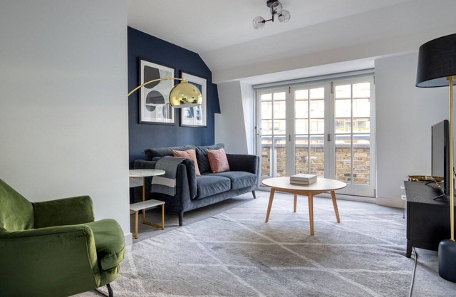 Delightful City of London 2BR w/ Balcony, nr Tube Station, by Blueground