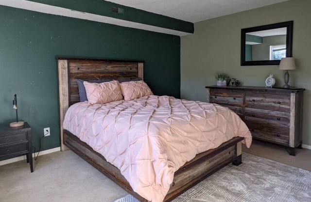 Delightful Condo for Nurses near Mercy One & Unity