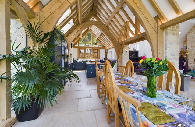Delightful Cotswold cottage in gorgeous village with superb panoramic views