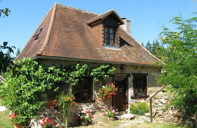 Pequeña cabaña encantadora en la aldea aislada de Chabrenas