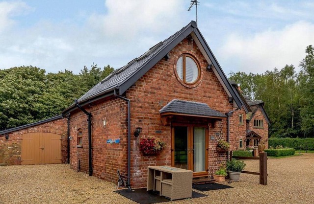 Delightful Cottage with 2 Bedrooms near Knutsford