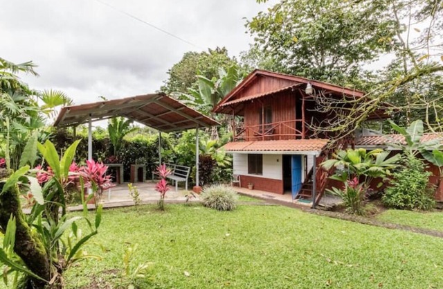 Delightful 2-bedroom vacation cabin 5 minutes to La Fortuna