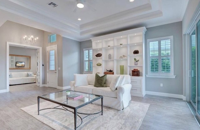 Delightful Dahlia Villa, 2 Bedroom + Den, Private Pool and Spa.