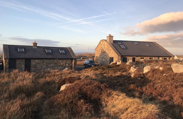 Encantadora casa de piedra independiente en 5 hectáreas al lado de la playa Aughrus, vistas panorámicas